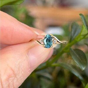Vintage 10K SOLID GOLD Blue Topaz and Diamond Ring